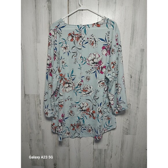Maurices 2X Plus Size Floral Zip Blouse - Picture 5 of 7